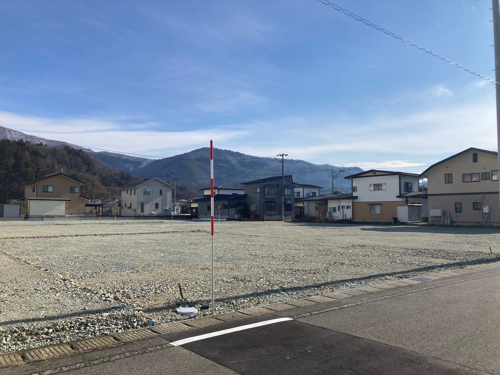 区画10を北西から見たところ。手前に前面道路と側溝