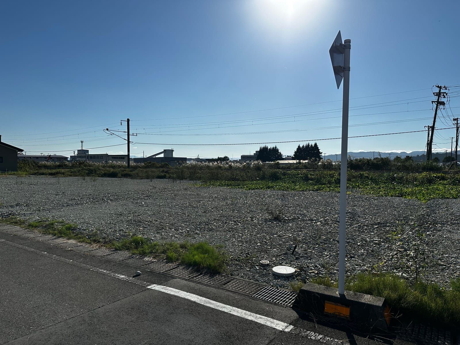 区画14を東側の前面道路から見たところ。手前に側溝と標識