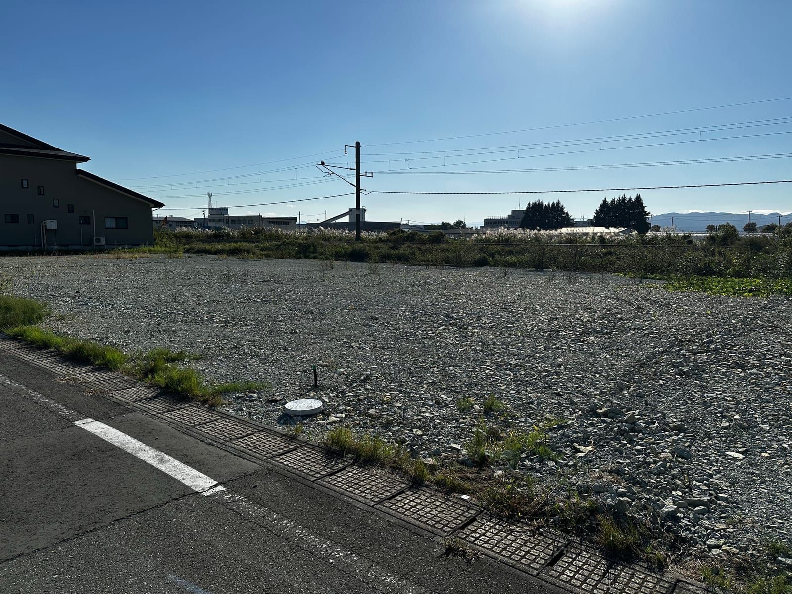 区画15を東側の前面道路から見たところ