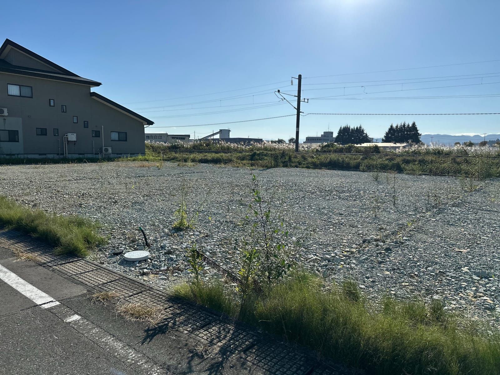 区画16を東側の前面道路から見たところ