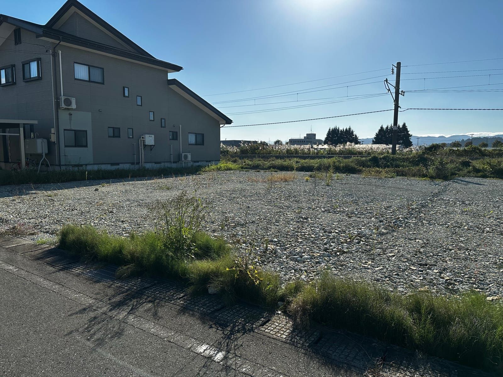区画17を東側の前面道路から見たところ。左に隣家